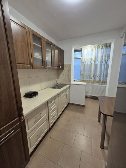 Apartament cu 3 camere semidecomandat în Craiovei