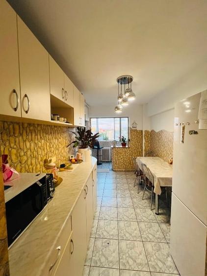 Apartament cu 2 camere decomandat, mobilat în Tractorul