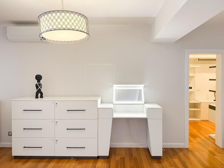 Apartament cu 4 camere decomandat în Barbu Văcărescu