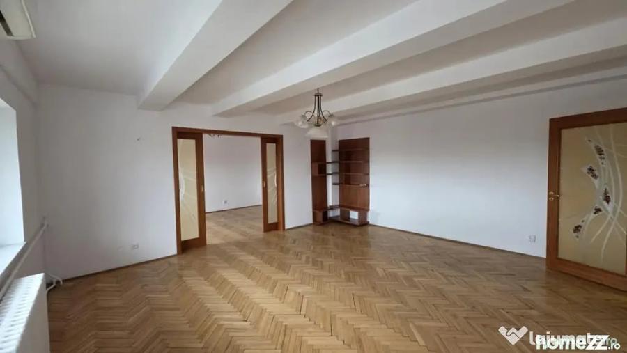 Apartament cu 4 camere decomandat în Matei Voievod