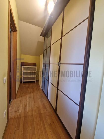 Casă individuală cu 5 camere cu Canalizare în Central