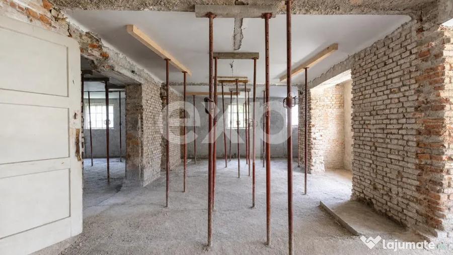 Casă cu 7 camere cu Teren 1048 Mp în Central