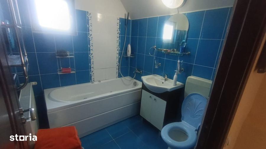 Casă cu 5 camere cu Teren 250 Mp în Cernele