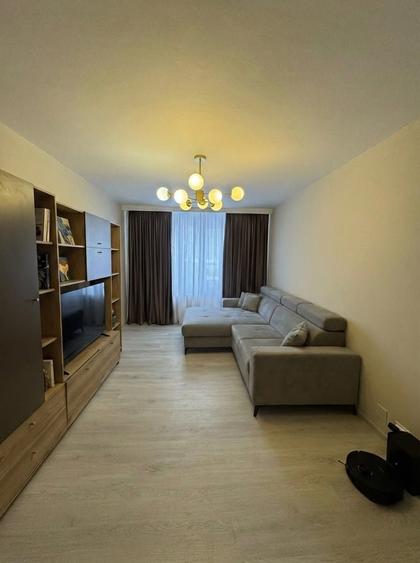 Apartament cu 3 camere semidecomandat în Rahova