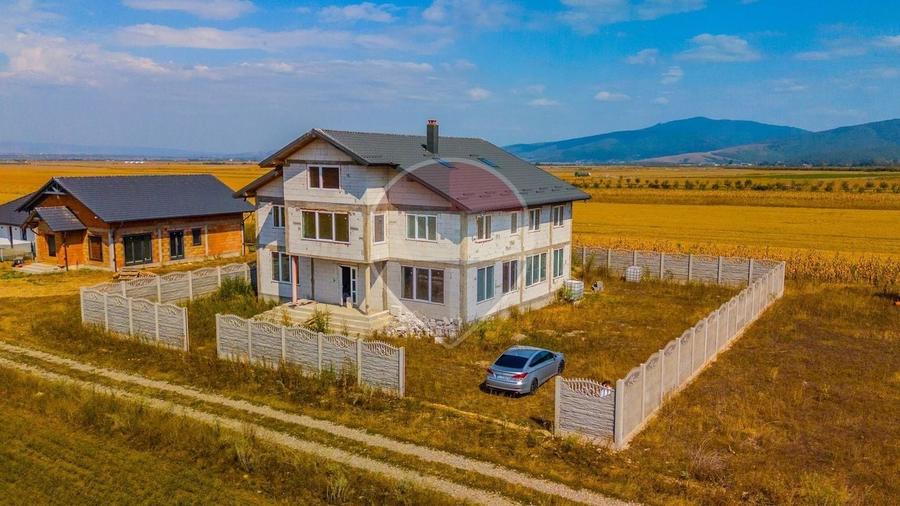 Casă individuală cu 14 camere cu Teren 929 Mp în Cărpiniș