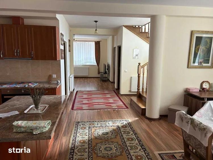 Casă cu 5 camere cu Teren 1550 Mp în Central