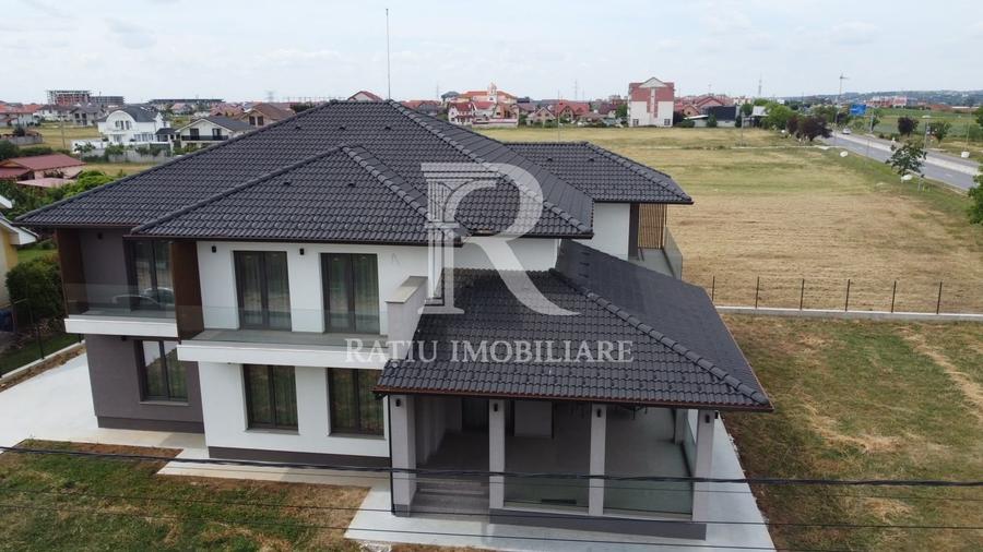 Casă cu 8 camere cu Canalizare în Sânmartin