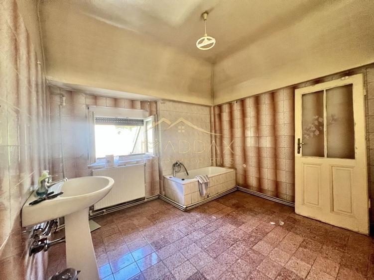 Casă individuală cu 6 camere cu Canalizare în Capitale