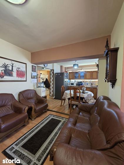 Apartament cu 4 camere decomandat în Calea București
