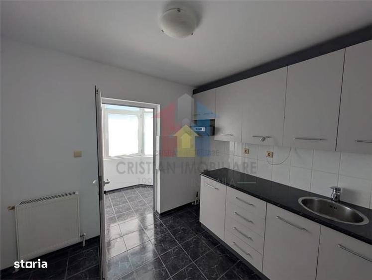 Apartament cu 3 camere decomandat în Calarași 4