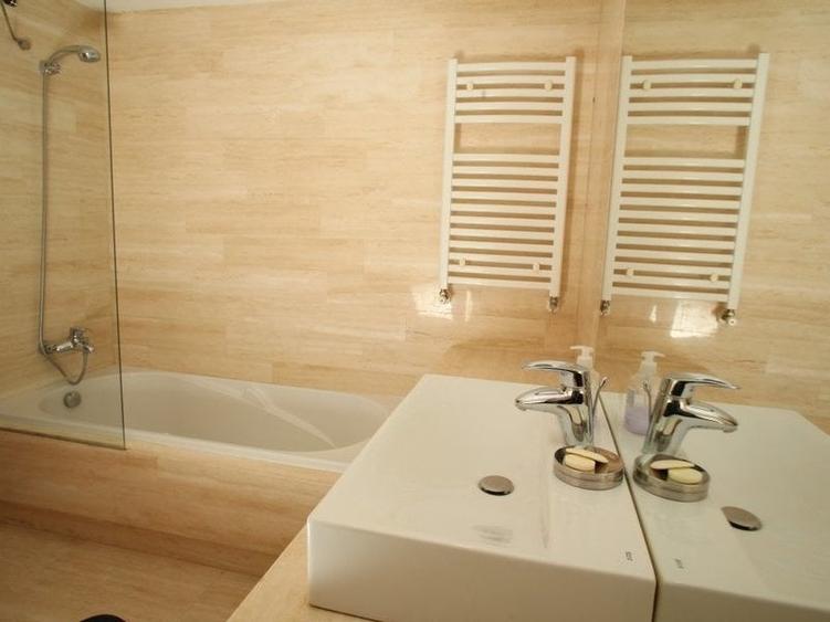Apartament cu 5 camere decomandat, mobilat în Romană