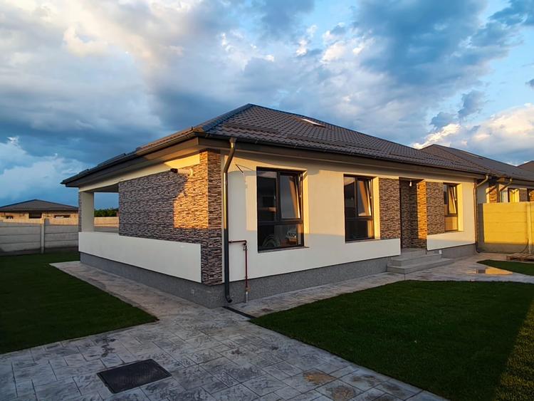 Casă individuală cu 4 camere cu Teren 380 Mp în Bâcu