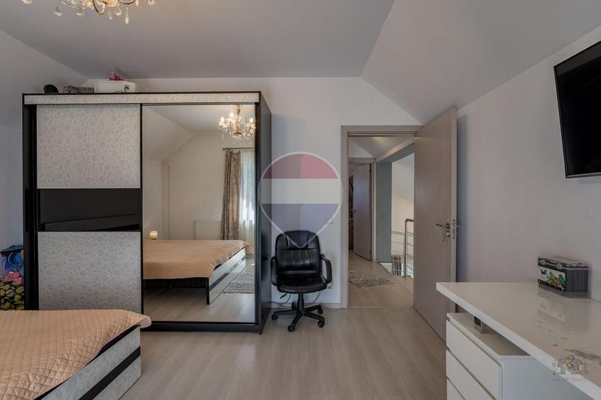 Casă individuală cu 4 camere cu Teren 315 Mp în Est