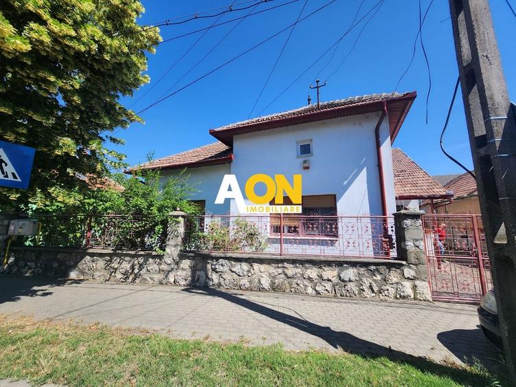 Casă individuală cu 5 camere cu Canalizare în Cetate
