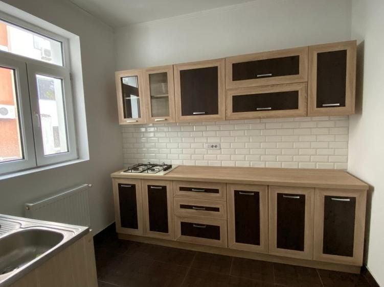 Apartament cu 4 camere semidecomandat, mobilat în Polonă