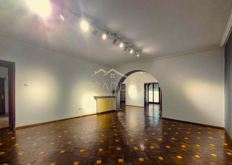 Apartament cu 5 camere decomandat în P-ța Romană
