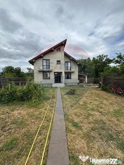 Casă cu 5 camere cu Teren 1268 Mp în Nord