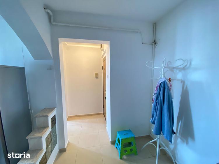 Apartament cu 3 camere semidecomandat, mobilat în Dristor
