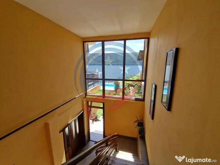 Casă cu 20 camere cu Teren 1632 Mp în Eșelnița