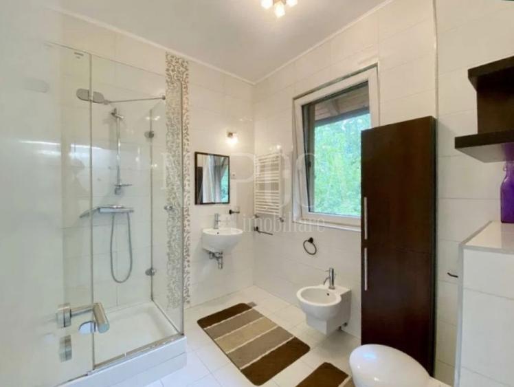 Apartament cu 5 camere decomandat, mobilat în Andrei Mureșanu