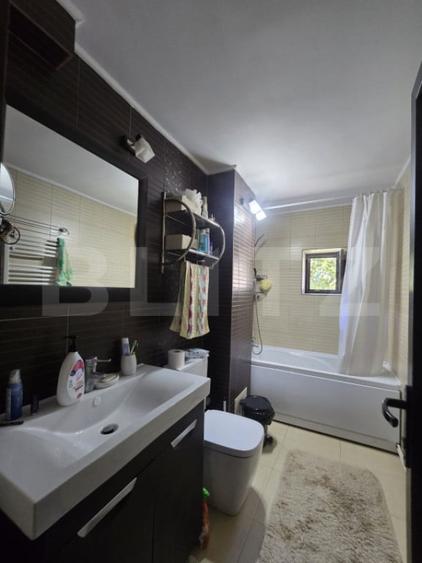Apartament cu 3 camere decomandat în Micro 5