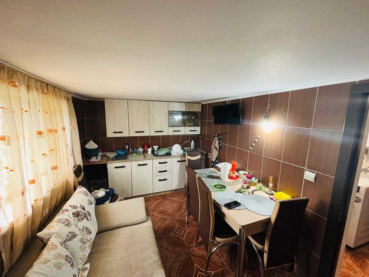 Casă cu 3 camere decomandat în Frăsinet