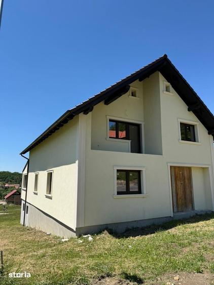 Casă cu 4 camere cu Teren 400 Mp în Slimnic