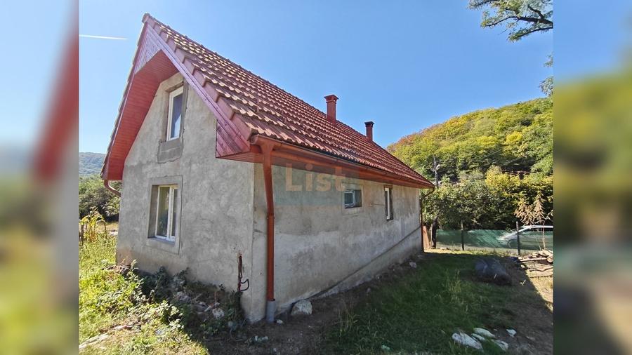 Casă cu 2 camere cu Teren 1457 Mp în Vest