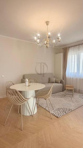 Apartament cu 3 camere semidecomandat în Florești