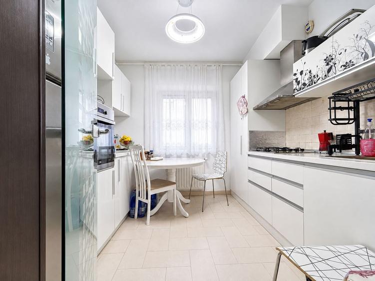Apartament cu 3 camere, mobilat în Aradului