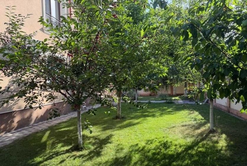 Casă individuală cu 6 camere cu Garaj în Berceni