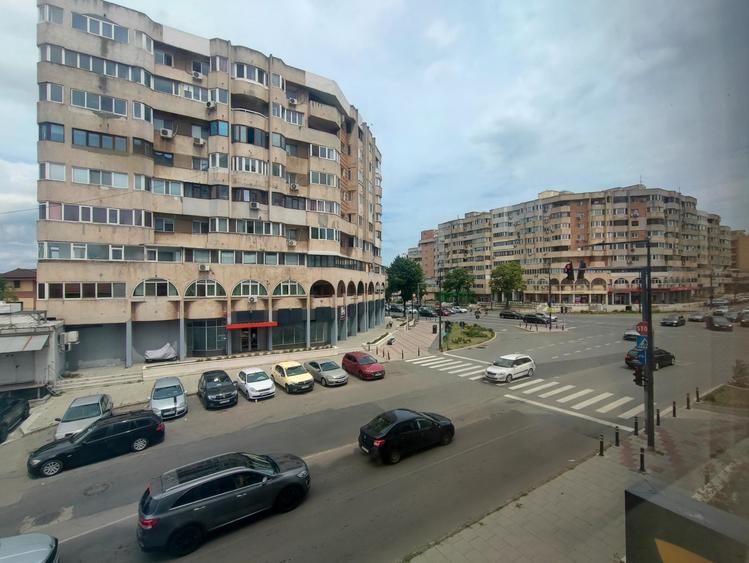Apartament cu 4 camere decomandat, mobilat în Trocadero