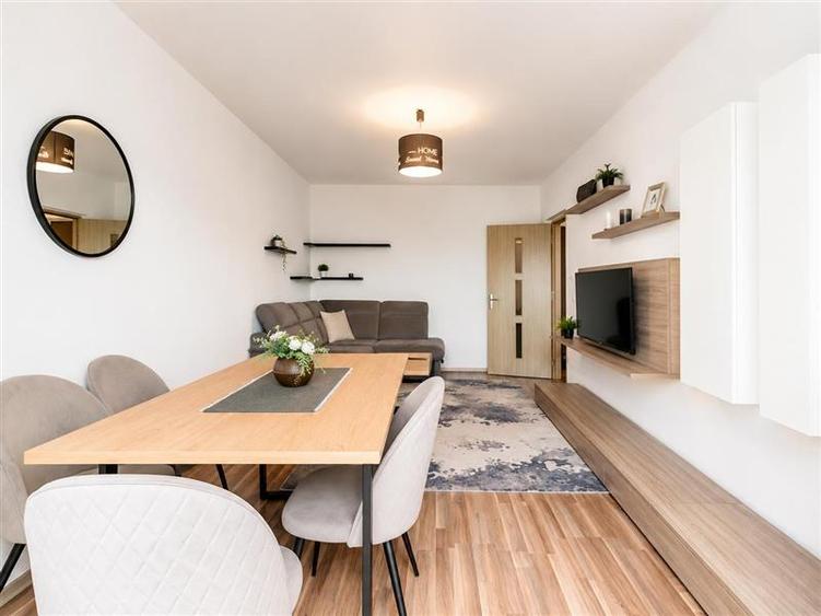 Apartament cu 3 camere decomandat în Dârste