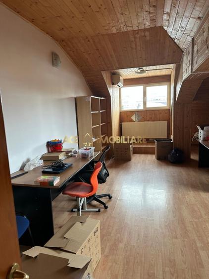 Casă individuală cu 6 camere cu Canalizare în Tineretului
