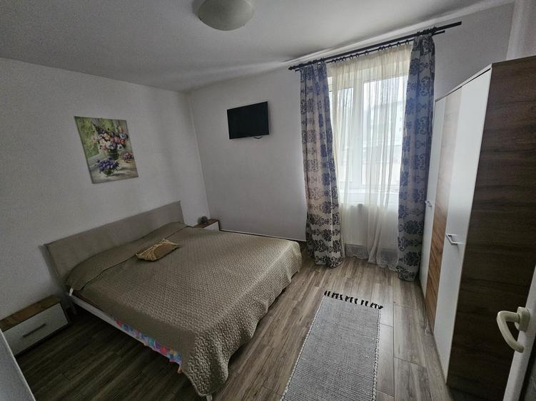 Apartament cu 3 camere semidecomandat în Petrești
