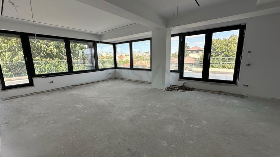Apartament cu 5 camere decomandat în Parcul Carol