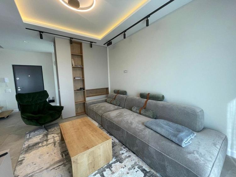 Apartament cu 3 camere semidecomandat, mobilat în Bună Ziua