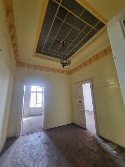 Casă individuală cu 60 camere cu Canalizare în P-ța Universității