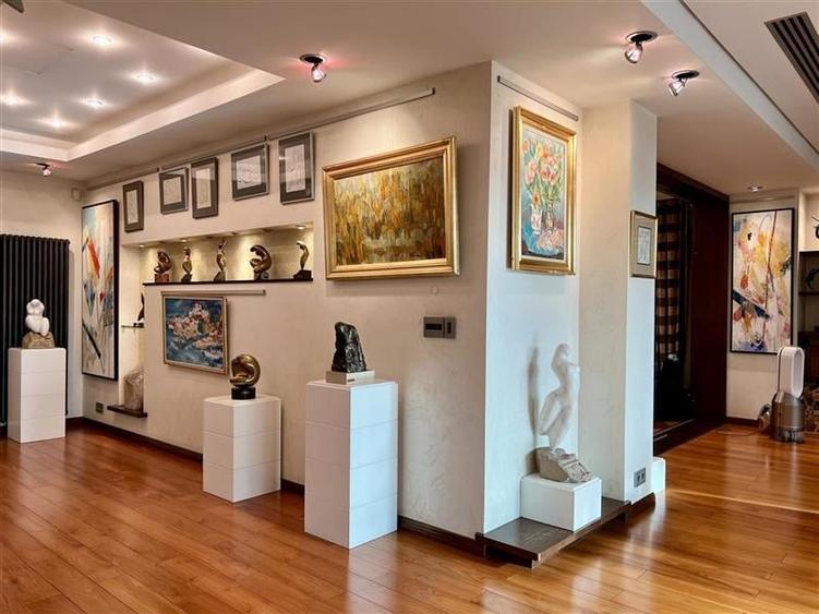 Apartament cu 8 camere decomandat în Herăstrău