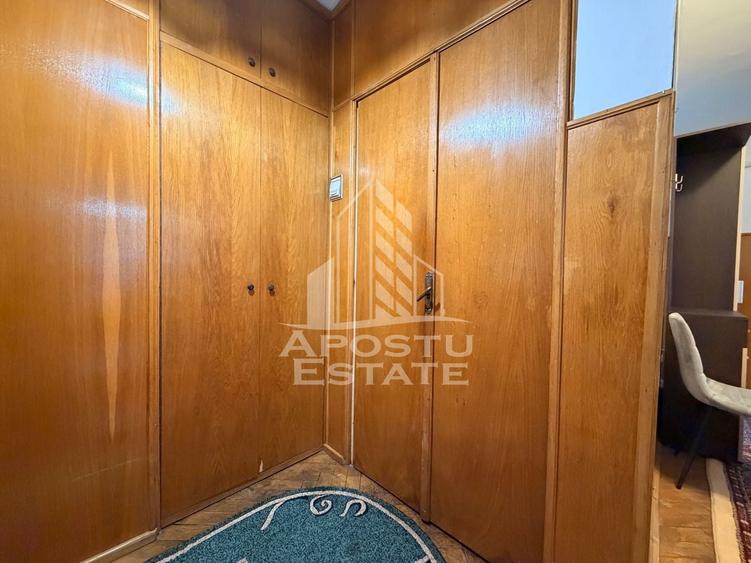 Apartament cu 3 camere semidecomandat, mobilat în Complex Studențesc