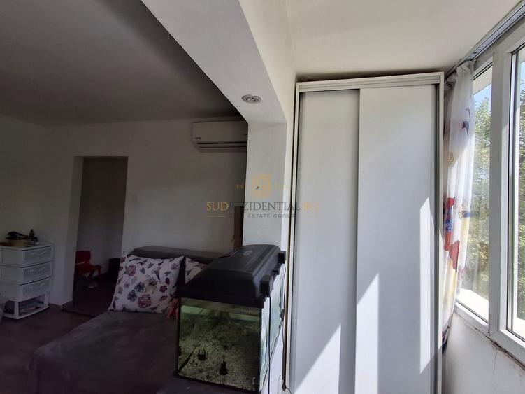 Apartament cu 3 camere semidecomandat în Berceni