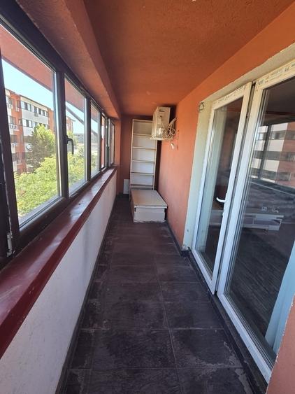 Apartament cu 3 camere decomandat în Berceni