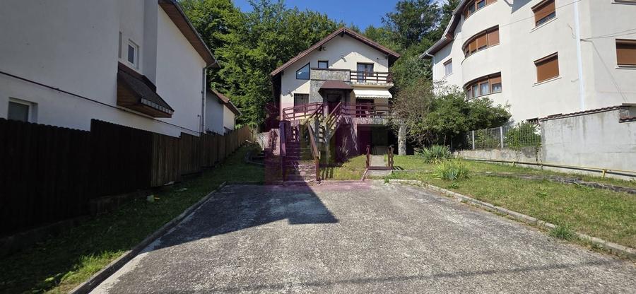 Casă individuală cu 5 camere cu Canalizare în Sud