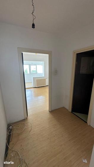 Apartament cu 4 camere semidecomandat în Colentina
