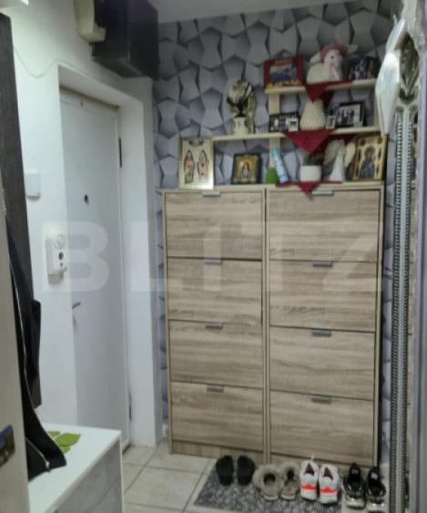 Apartament cu 3 camere semidecomandat în Podu Roș
