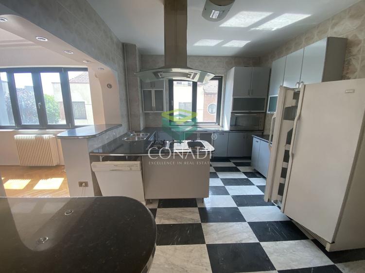Casă individuală cu 13 camere cu Piscina în Cotroceni