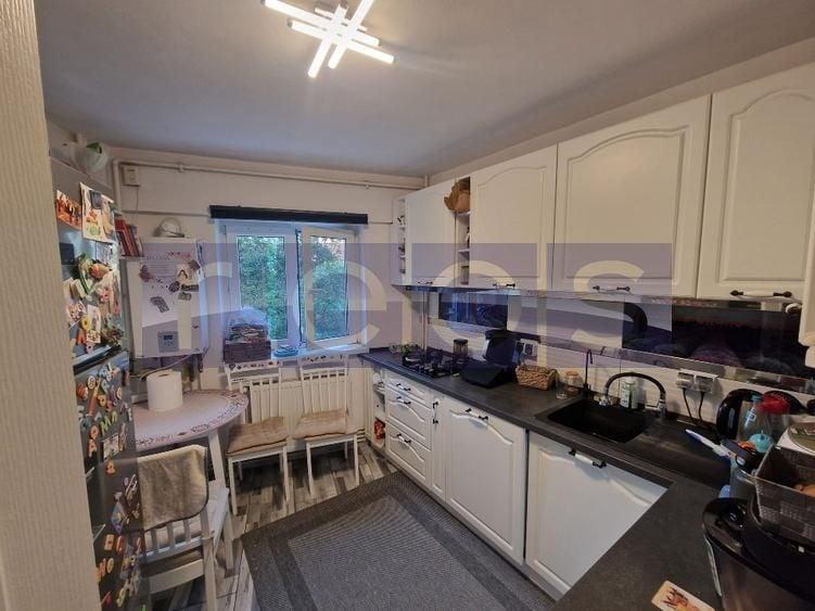 Apartament cu 3 camere semidecomandat, mobilat în Dristor