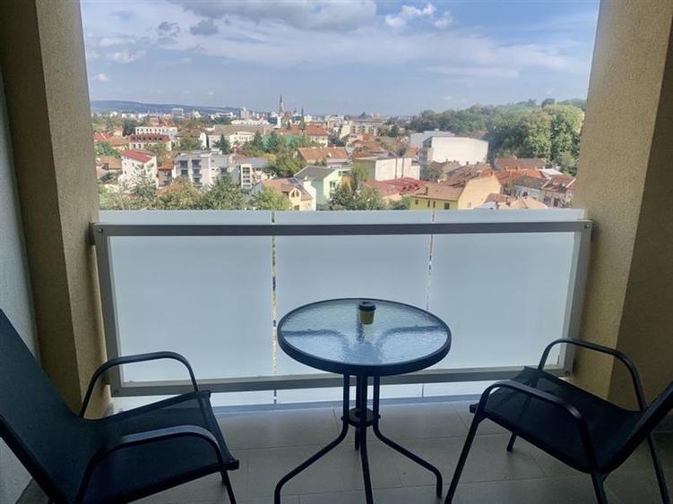 Apartament cu 3 camere circular, mobilat în Central