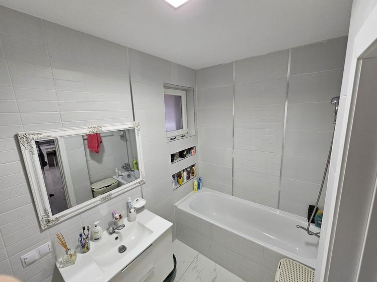 Apartament cu 3 camere semidecomandat în Florești