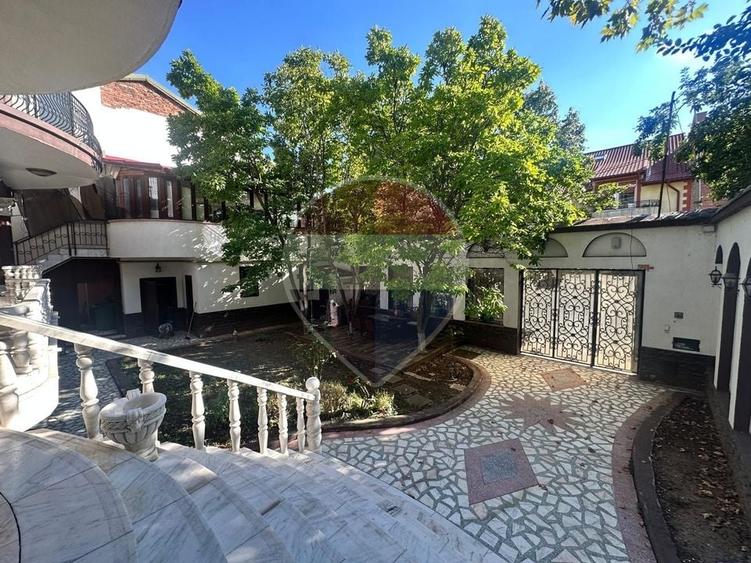 Casă individuală cu 8 camere cu Teren 488 Mp în Domenii